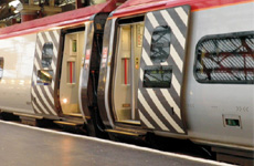 Sistema de acceso a trenes en líneas interurbanas con andenes a diferentes alturas